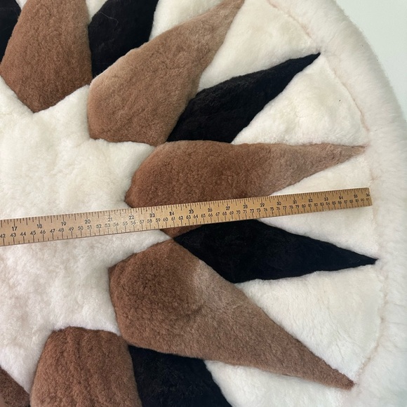 Alpaca fur Rug
Very pretty
53” - Picture 3 of 5